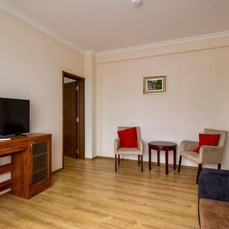 אורקי Golden Fleece Hotel מראה חיצוני תמונה