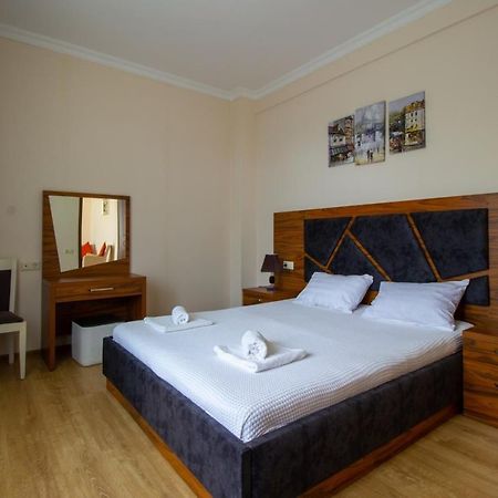 אורקי Golden Fleece Hotel מראה חיצוני תמונה