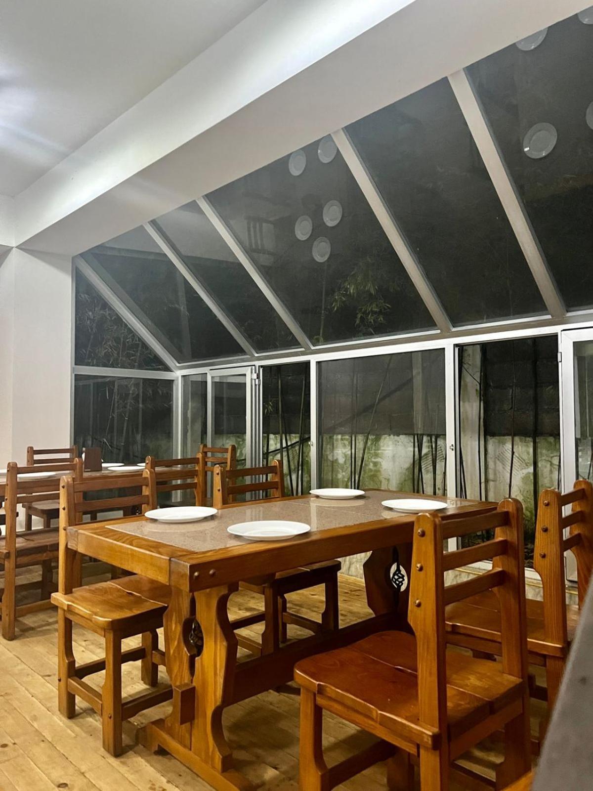 אורקי Golden Fleece Hotel מראה חיצוני תמונה