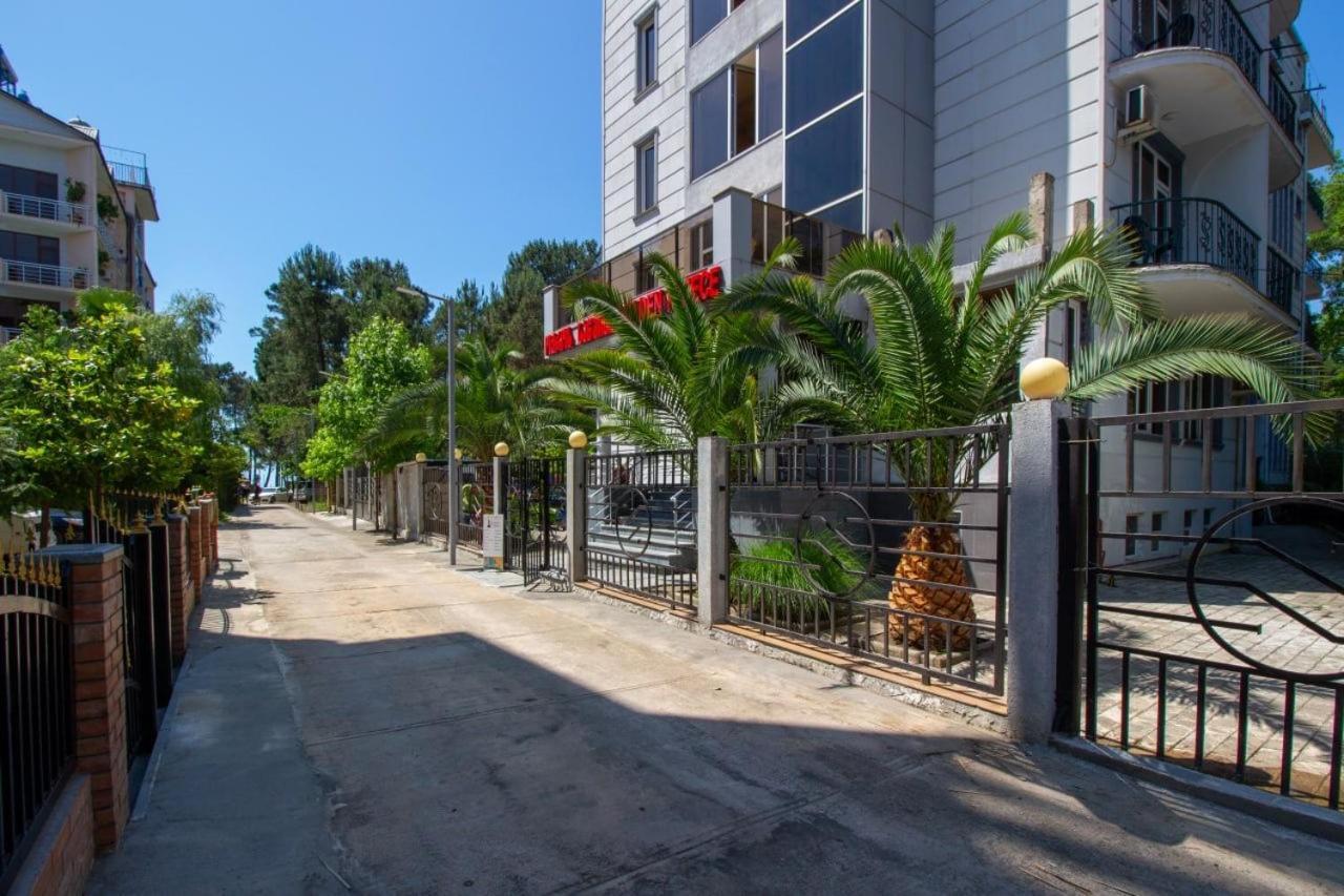 אורקי Golden Fleece Hotel מראה חיצוני תמונה