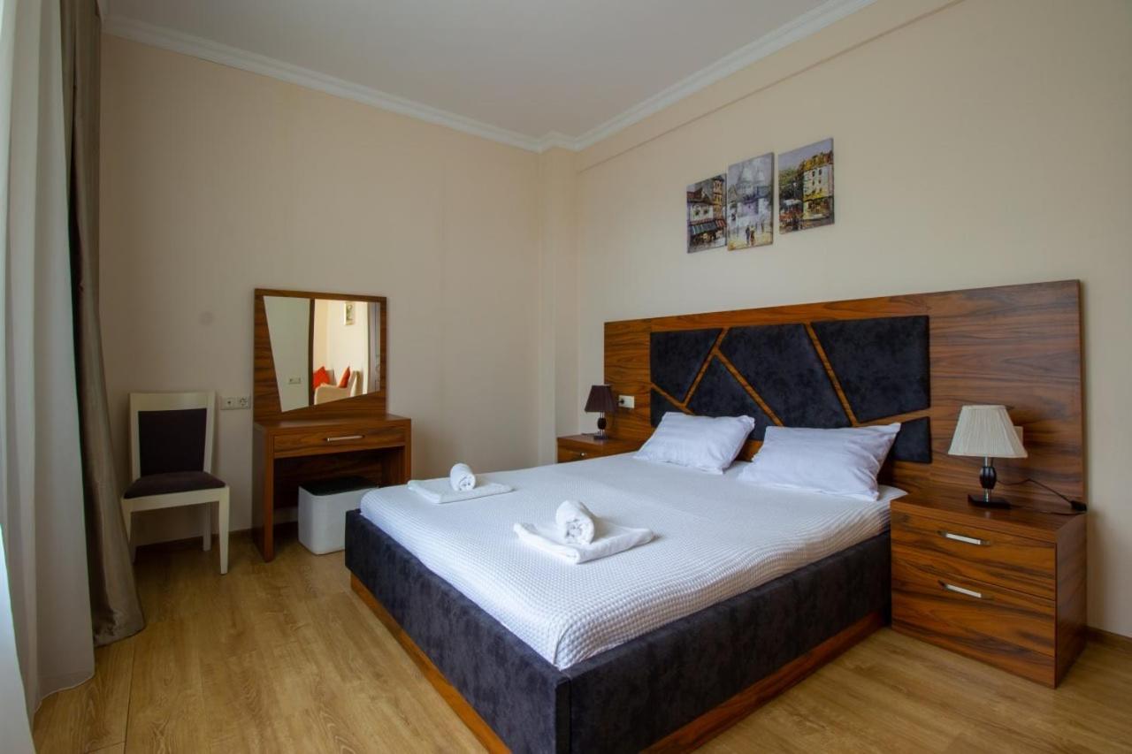 אורקי Golden Fleece Hotel מראה חיצוני תמונה