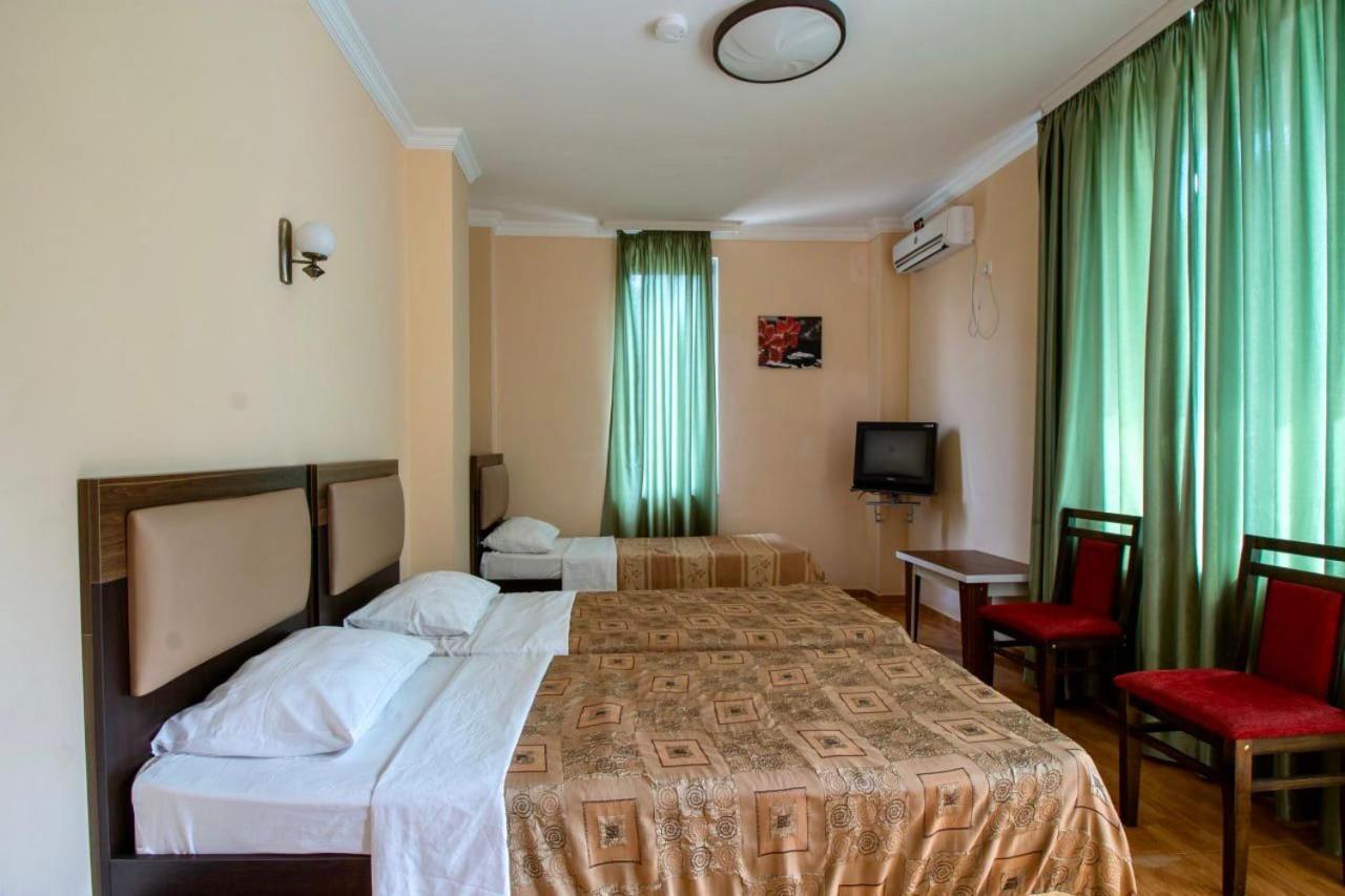 אורקי Golden Fleece Hotel מראה חיצוני תמונה