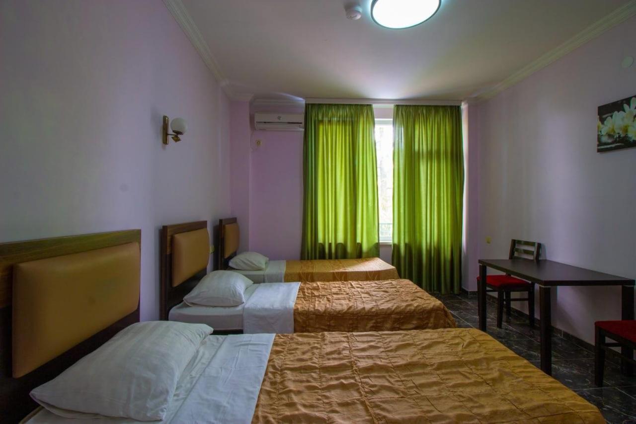 אורקי Golden Fleece Hotel מראה חיצוני תמונה