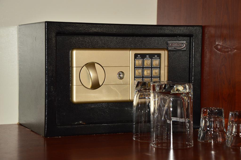 אורקי Golden Fleece Hotel מראה חיצוני תמונה