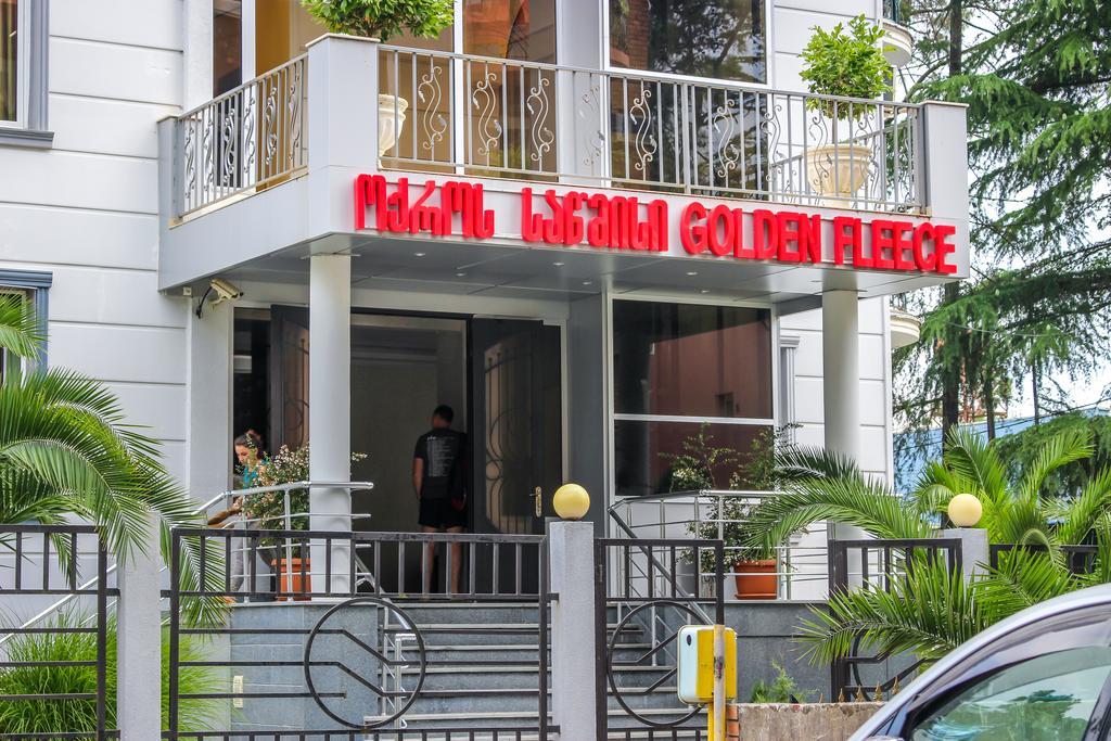אורקי Golden Fleece Hotel מראה חיצוני תמונה